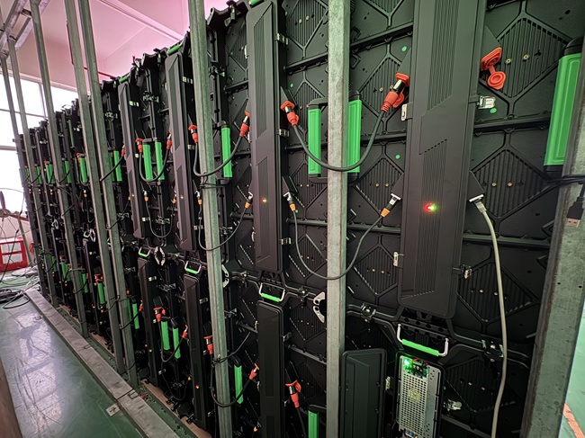 P2.976 LED租賃屏工廠測試實(shí)拍-嚴(yán)苛質(zhì)檢流程揭秘 | 華邦瀛