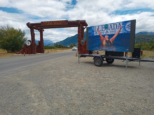 華邦瀛阿根廷項(xiàng)目案例：P3.91戶外租賃屏裝在拖車上，8㎡輕松應(yīng)對(duì)游泳賽事